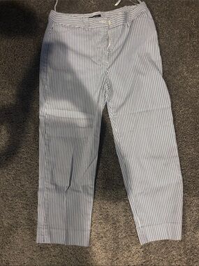 Jones New York Stretch Capri Size 8 Blue and White Pinstripe Casual Pants